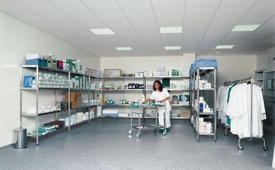 IBLG HP2016_09_207 Edelstahlregal Krankenhaus