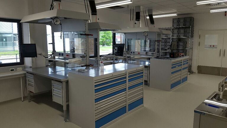 IBLG HP2016_05_400 Systemarbeitsplatz mit Aufbau und Absaugung