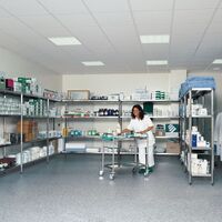 IBLG HP2016_09_207 Edelstahlregal Krankenhaus
